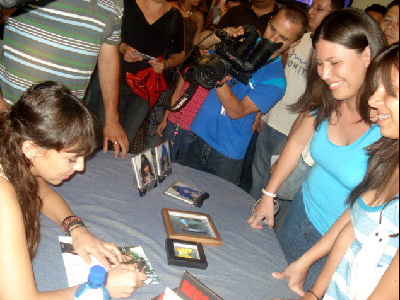 Firma de autógrafos Chenoa