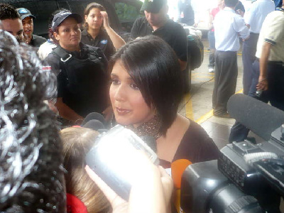 Bienvenida de María en el Aeropuerto